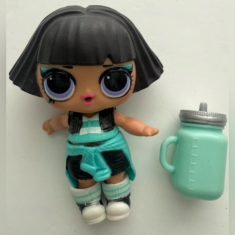 L.O.L. Surprise Doll in Globe - Picture 2 of 4